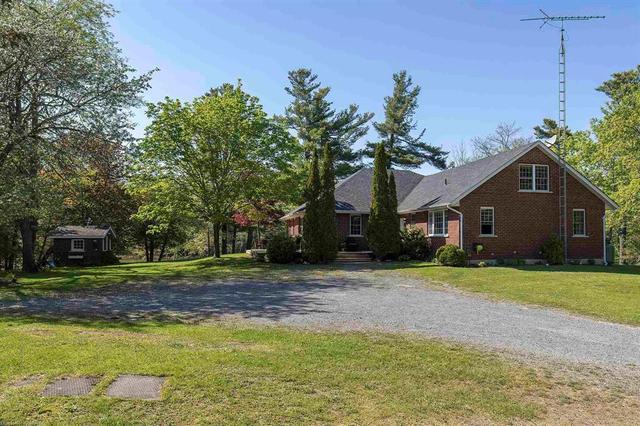 1026 Shannon Lane, Home with 3 bedrooms, 3 bathrooms and null parking in South Frontenac ON | Image 2