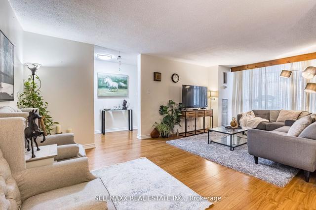 707 - 25 Kensington Rd, Condo with 3 bedrooms, 2 bathrooms and 1 parking in Brampton ON | Image 5