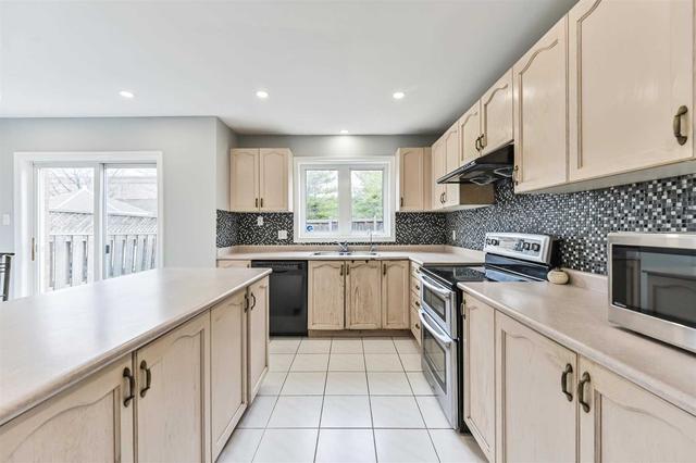 401 Oaktree Circ, House semidetached with 4 bedrooms, 3 bathrooms and 3 parking in Mississauga ON | Image 7