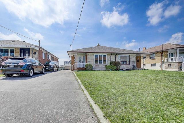 20 Whitbread Cres, House semidetached with 4 bedrooms, 2 bathrooms and 4 parking in Toronto ON | Image 1