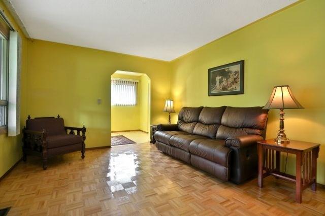1548 Carolyn Rd, House detached with 2 bedrooms, 2 bathrooms and 10 parking in Mississauga ON | Image 4