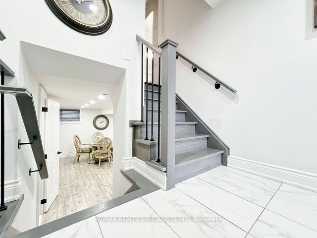 2258 Promenade Crt, House semidetached with 3 bedrooms, 3 bathrooms and 5 parking in Mississauga ON | Image 6