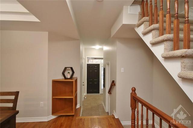 1267 Shillington Avenue, Townhouse with 3 bedrooms, 4 bathrooms and 2 parking in Ottawa ON | Image 2