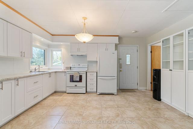 77 Oliver Dr E, House detached with 2 bedrooms, 1 bathrooms and 4 parking in Tiny ON | Image 2