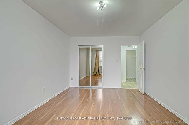 902 - 25 Four Winds Dr, Condo with 2 bedrooms, 1 bathrooms and 1 parking in Toronto ON | Image 4
