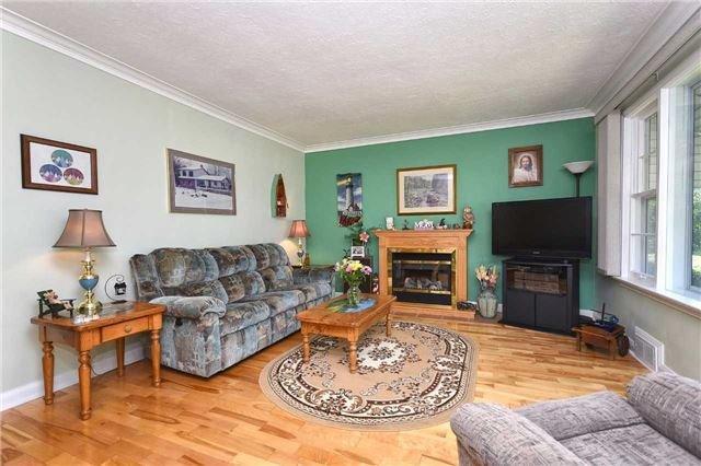 7 Addington Ave, House detached with 3 bedrooms, 2 bathrooms and 6 parking in Toronto ON | Image 3