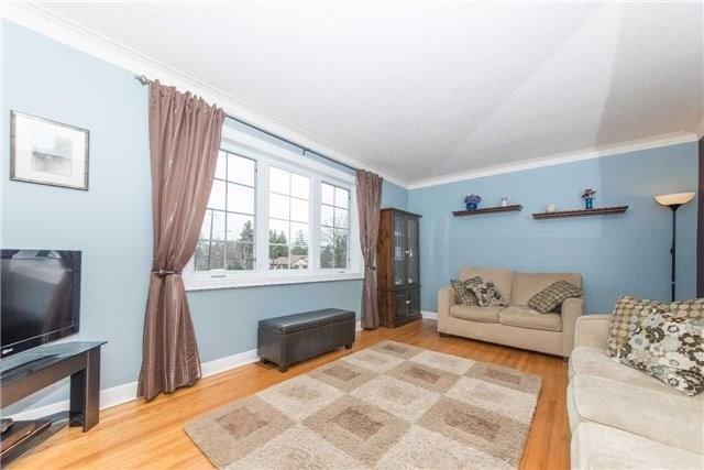 34 Bellamy Rd S, House detached with 3 bedrooms, 1 bathrooms and 2 parking in Toronto ON | Image 4