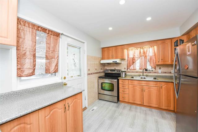 7163 Darcel Ave, House semidetached with 4 bedrooms, 3 bathrooms and 4 parking in Mississauga ON | Image 24