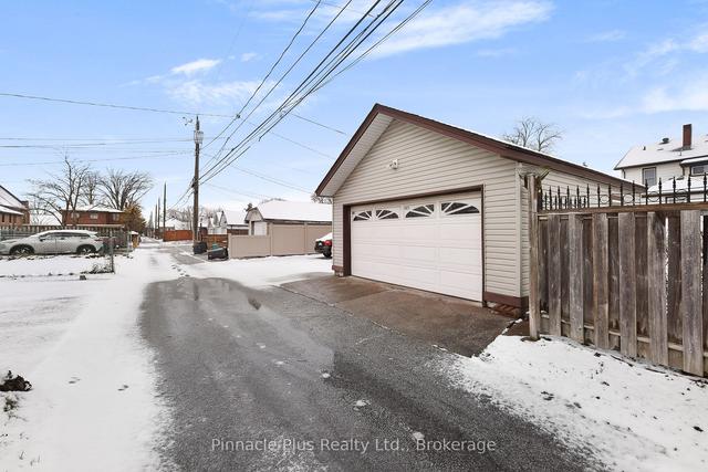 1471 Benjamin Ave, House detached with 4 bedrooms, 2 bathrooms and 3 parking in Windsor ON | Image 11