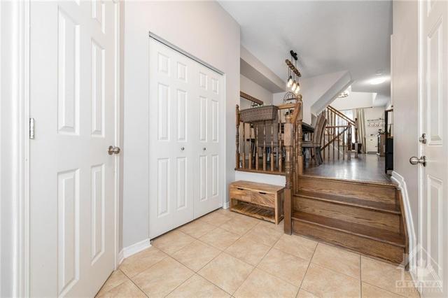 291 Macoun Circle, Townhouse with 3 bedrooms, 4 bathrooms and 2 parking in Ottawa ON | Image 2