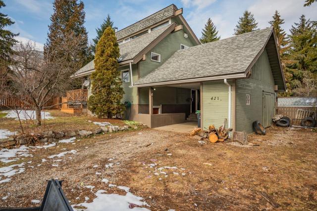 421 104th Street, House detached with 3 bedrooms, 3 bathrooms and null parking in Castlegar BC | Image 1