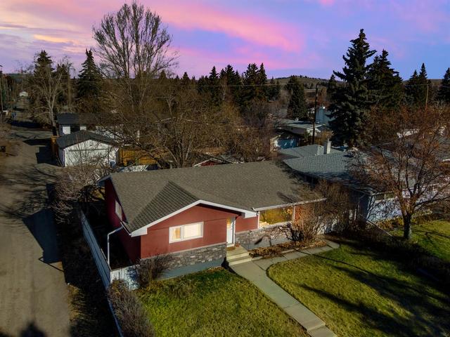 3352 Barr Road Nw, House detached with 5 bedrooms, 2 bathrooms and 2 parking in Calgary AB | Image 2