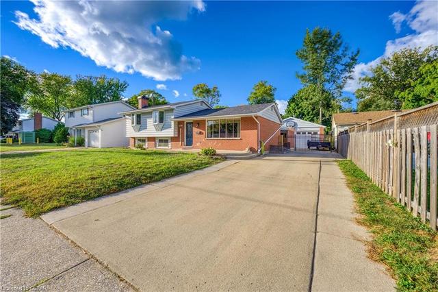 1022 Rosedale Avenue, House detached with 4 bedrooms, 2 bathrooms and 6 parking in Sarnia ON | Image 1