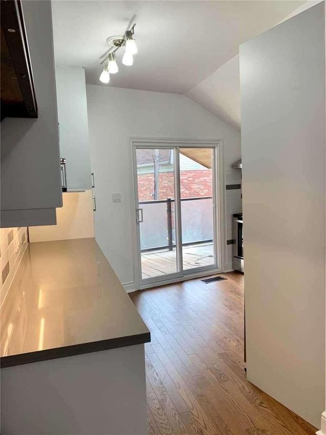 Upper - 459 Queen St E, House attached with 1 bedrooms, 2 bathrooms and null parking in Toronto ON | Image 5