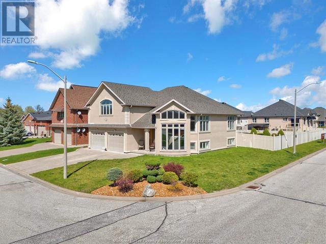 144 Meconi Court, House detached with 4 bedrooms, 3 bathrooms and null parking in Lakeshore ON | Image 2