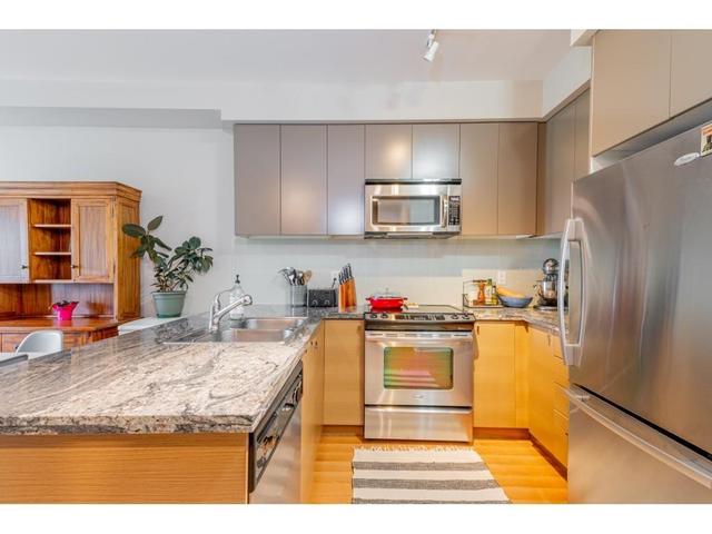 213 - 6430 194 Street, Condo with 1 bedrooms, 1 bathrooms and 1 parking in Surrey BC | Card Image