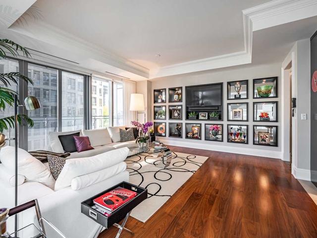 501 - 55 Scollard St, Condo with 1 bedrooms, 2 bathrooms and 1 parking in Toronto ON | Image 2