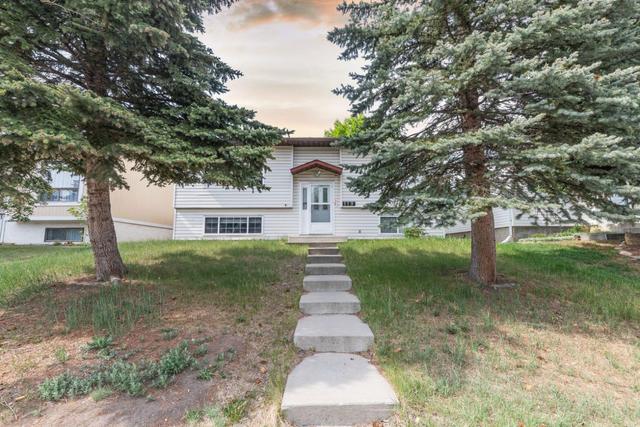 119 Fallswater Road Ne, House detached with 5 bedrooms, 3 bathrooms and 4 parking in Calgary AB | Image 1