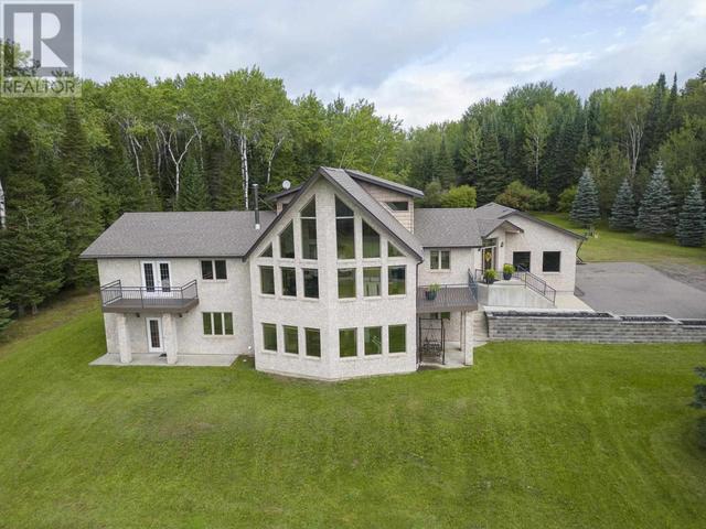 220 Belview Rd, House detached with 6 bedrooms, 3 bathrooms and null parking in Thunder Bay ON | Image 2