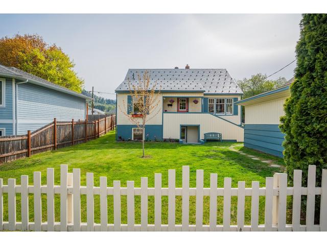 555 5th Ave, House detached with 6 bedrooms, 3 bathrooms and 4 parking in Castlegar BC | Image 66