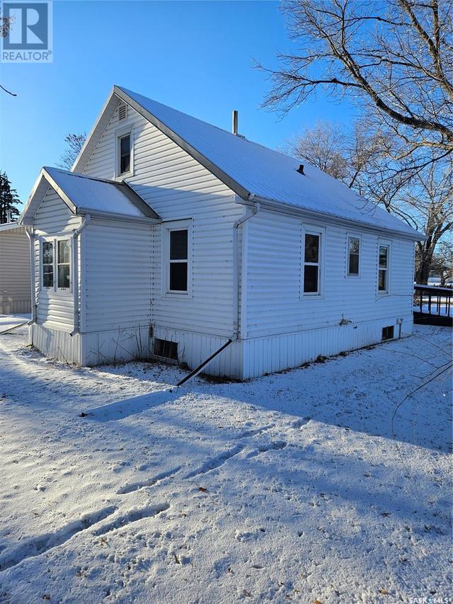 501 2nd Street, House detached with 3 bedrooms, 2 bathrooms and null parking in Lampman SK | Image 3