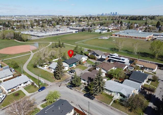 85 Olympia Crescent Se, House detached with 3 bedrooms, 2 bathrooms and 2 parking in Calgary AB | Card Image