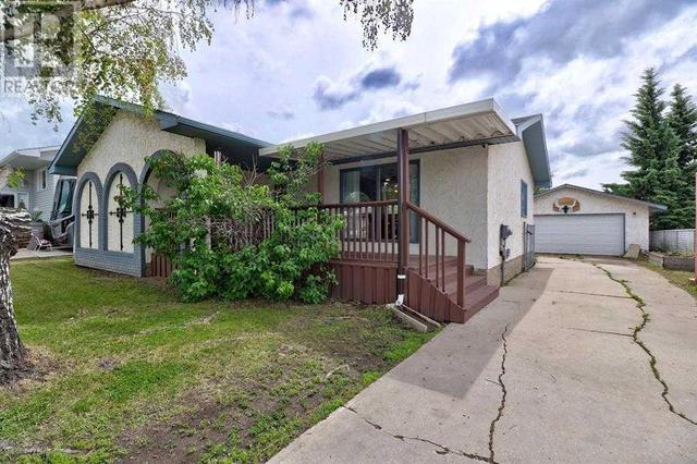 9501 117 Avenue, House detached with 5 bedrooms, 2 bathrooms and 4 parking in Grande Prairie AB | Image 2
