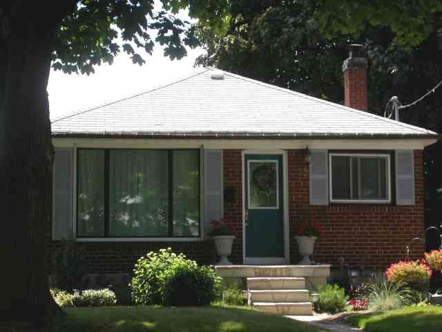 79 Savona Dr, House detached with 3 bedrooms, 2 bathrooms and 3 parking in Toronto ON | Image 1