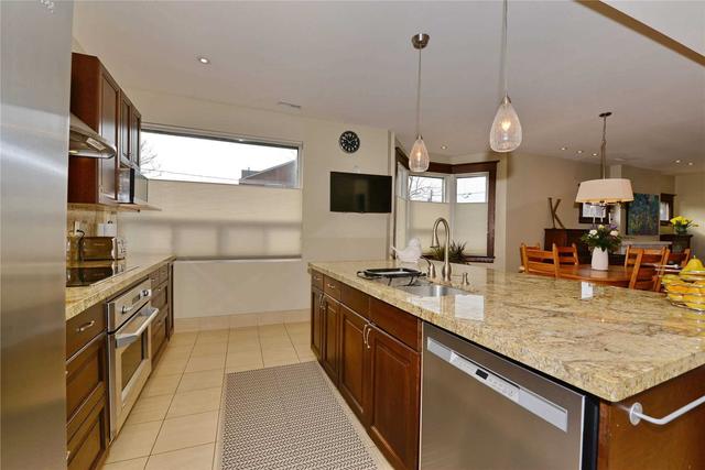 17 Linnsmore Cres, House detached with 5 bedrooms, 3 bathrooms and 4 parking in Toronto ON | Image 3