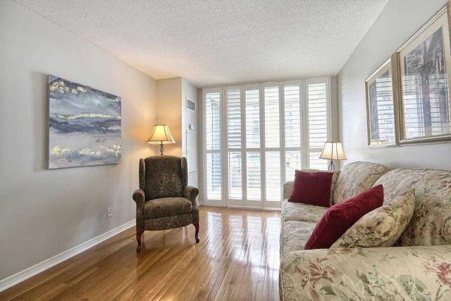 312 - 350 Red Maple Rd, Condo with 1 bedrooms, 1 bathrooms and 1 parking in Richmond Hill ON | Image 2