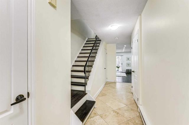 40 Mccallum Crt, Townhouse with 3 bedrooms, 3 bathrooms and 1 parking in Brampton ON | Image 12