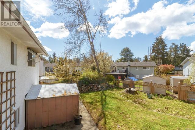 3998 Interurban Rd, House detached with 5 bedrooms, 3 bathrooms and 2 parking in Saanich BC | Image 7