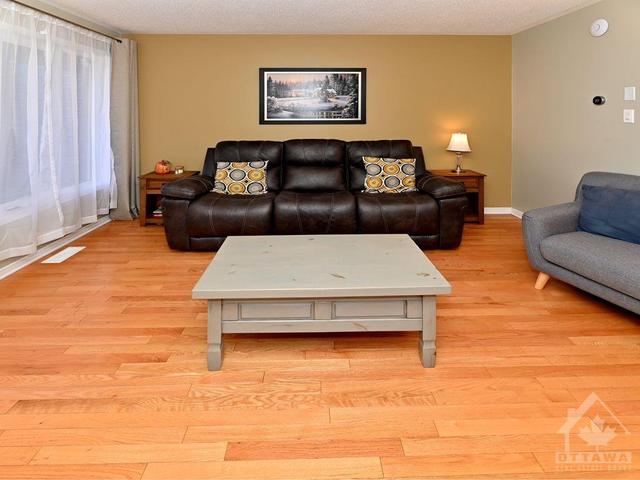 864 Nesting Way, Townhouse with 3 bedrooms, 2 bathrooms and 3 parking in Ottawa ON | Image 5