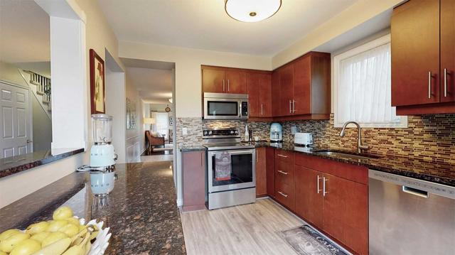 86 Heathcliffe Sq, Townhouse with 3 bedrooms, 4 bathrooms and 2 parking in Brampton ON | Image 5