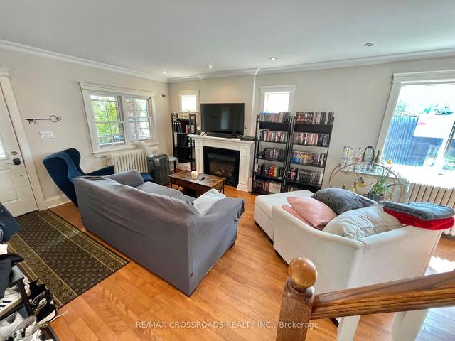 1756 Queen St E, House semidetached with 3 bedrooms, 2 bathrooms and 1 parking in Toronto ON | Image 1
