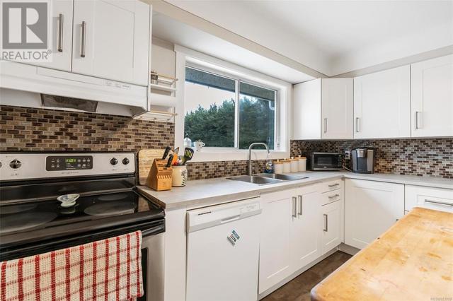3145 Balfour Ave, House detached with 3 bedrooms, 2 bathrooms and 1 parking in Victoria BC | Image 13
