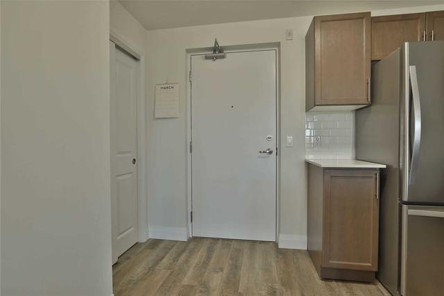 213 - 1 Redfern Ave, Condo with 1 bedrooms, 1 bathrooms and 1 parking in Hamilton ON | Image 3