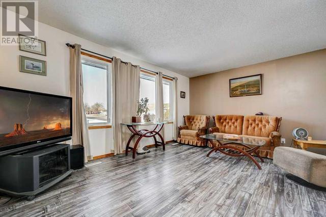 5925 57 Street, House detached with 4 bedrooms, 2 bathrooms and 6 parking in Taber AB | Image 11
