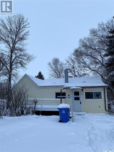 218 Clare Street, House detached with 2 bedrooms, 1 bathrooms and null parking in North Portal SK | Card Image