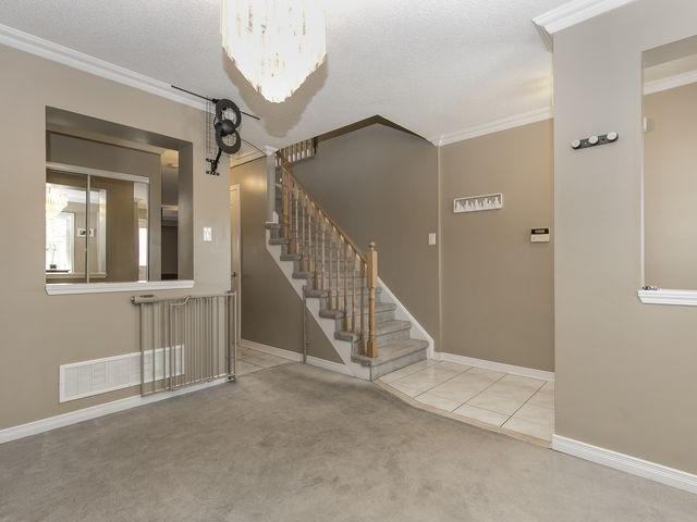 13 Pauline Cres, House attached with 3 bedrooms, 4 bathrooms and 3 parking in Brampton ON | Image 3