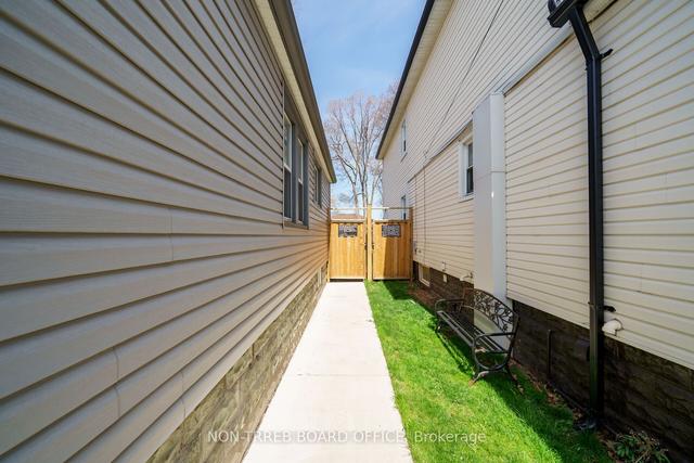 151 Strachan St E, House detached with 2 bedrooms, 1 bathrooms and 1 parking in Hamilton ON | Image 27