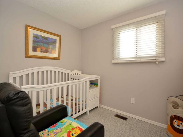156 Enderby Cres, Townhouse with 3 bedrooms, 2 bathrooms and 2 parking in Brampton ON | Image 5