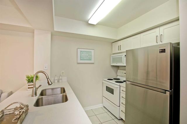 661 - 3 Everson Dr, Townhouse with 2 bedrooms, 1 bathrooms and 1 parking in Toronto ON | Image 2