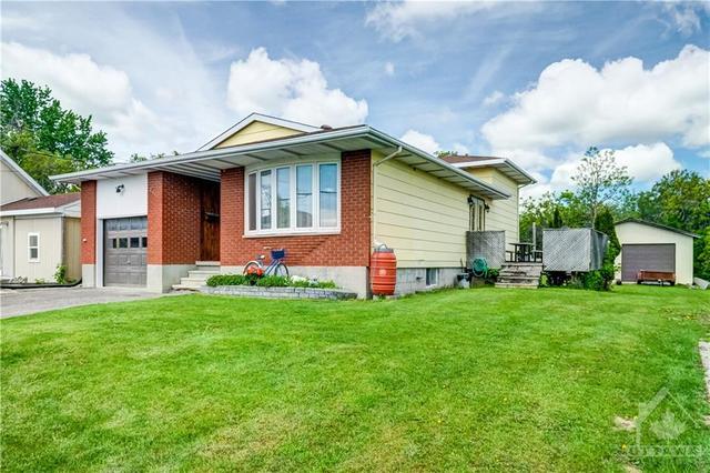 211 Adelaide Street, House detached with 4 bedrooms, 2 bathrooms and 4 parking in Mississippi Mills ON | Image 2