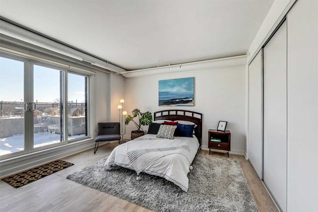 305 - 152 Annette St, Condo with 2 bedrooms, 2 bathrooms and 1 parking in Toronto ON | Image 3