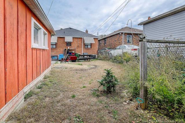 16 Handel St, House detached with 2 bedrooms, 2 bathrooms and 5 parking in Toronto ON | Image 4