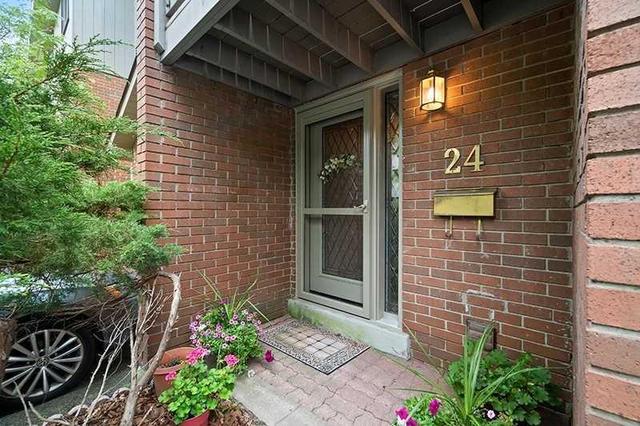 24 - 1855 Maple Ridge Dr, Townhouse with 3 bedrooms, 3 bathrooms and 1 parking in Mississauga ON | Image 1