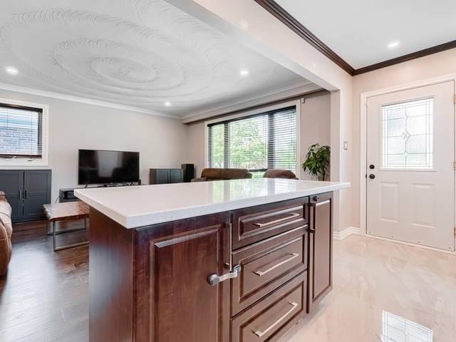 33 Edgemont Dr, House detached with 3 bedrooms, 2 bathrooms and 8 parking in Brampton ON | Image 2