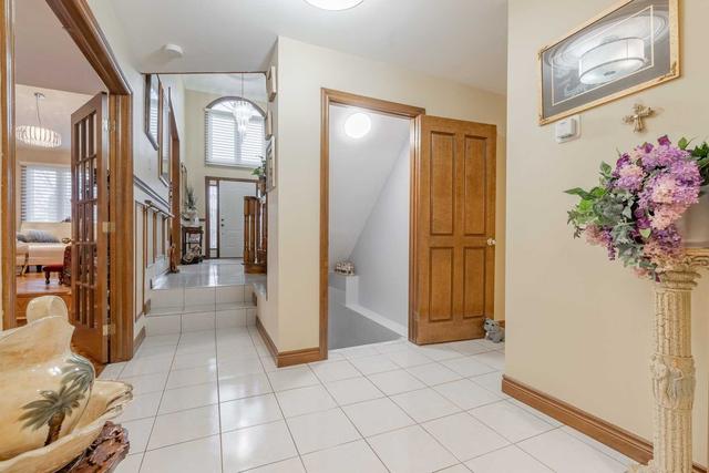 10 Lord Crt, House detached with 3 bedrooms, 4 bathrooms and 5 parking in Hamilton ON | Image 3
