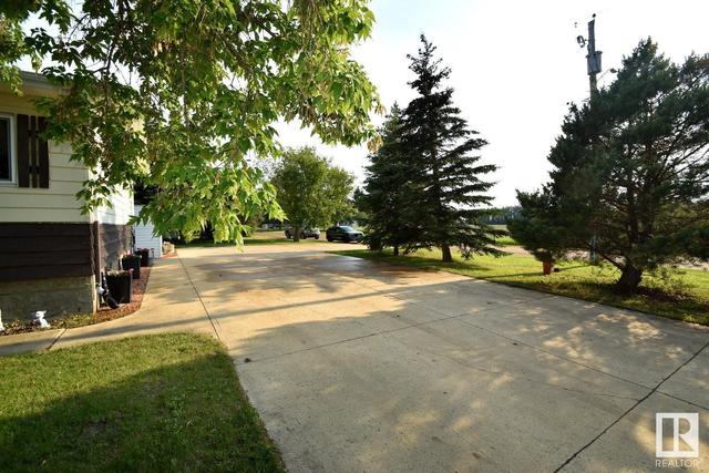 402 Kennedy Cr, House detached with 4 bedrooms, 2 bathrooms and null parking in Thorhild County AB | Image 34